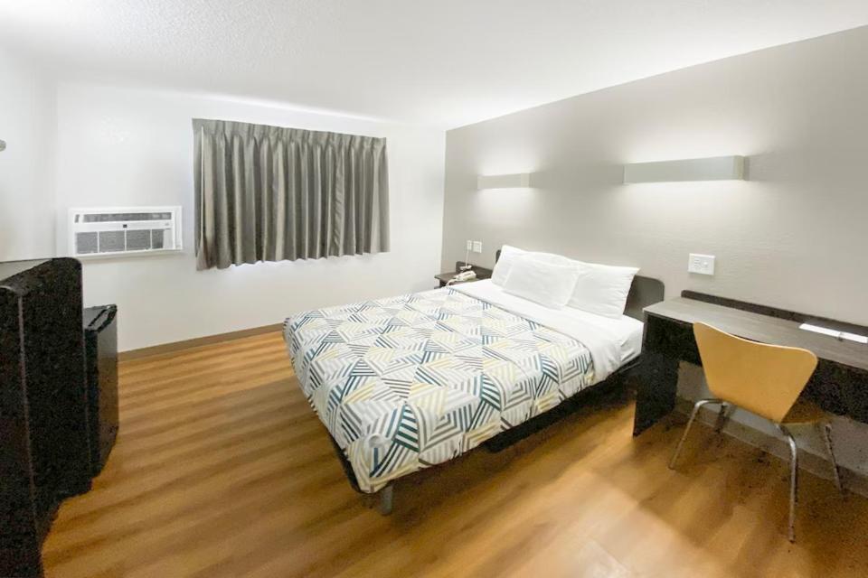 Queen Room - Disability Access - Non-Smoking interior