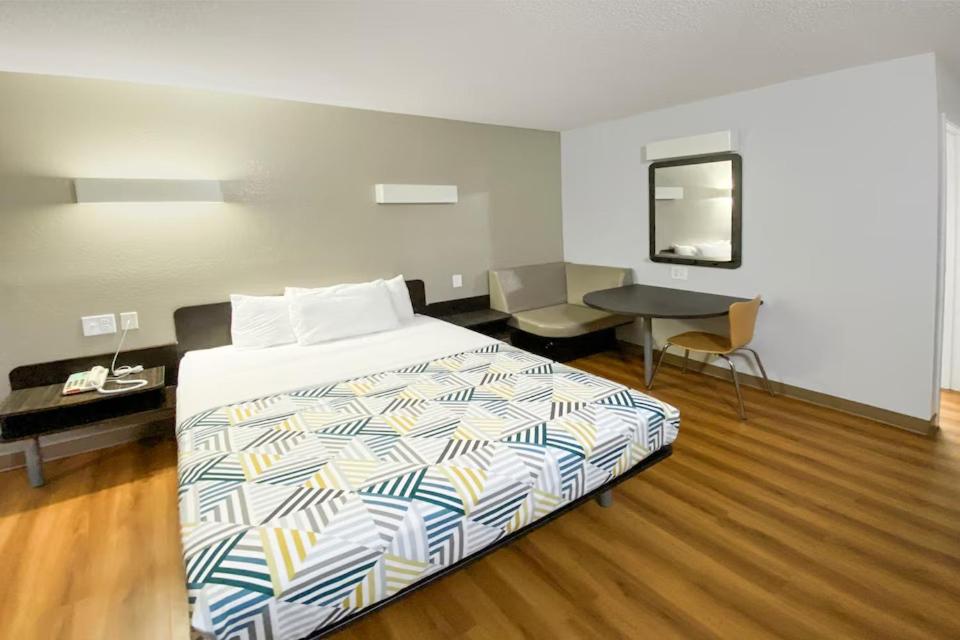 Queen Room - Non-Smoking interior